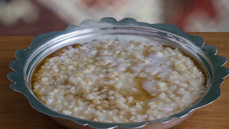 Keşkek nasıl yapılır Sakız gibi keşkek yapmanın püf noktaları ile etli keşkek ve tavuklu keşkek tarifi