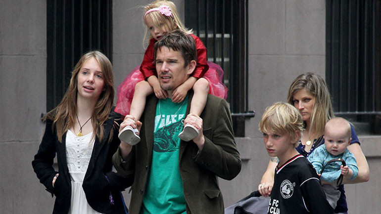 İlk göz ağrısı evladı da kendi gibi ünlü bir oyuncu oldu… ‘Onun zor geçen çocukluğu için hala pişmanlık duyuyorum’