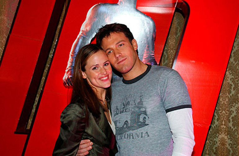 Birini aldattı, diğeriyle geçinemeyip boşandı.. Şimdi paylaşılamayan adam oldu... İki eski karısı arasında kaldı