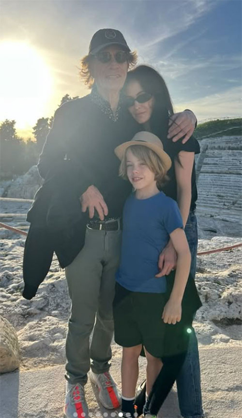 44 yaş genç sevgilisinden bir çocuk daha hayal ediyor... Herkesin torunu sandığı en küçük oğlunun mutlu gününü kutladı