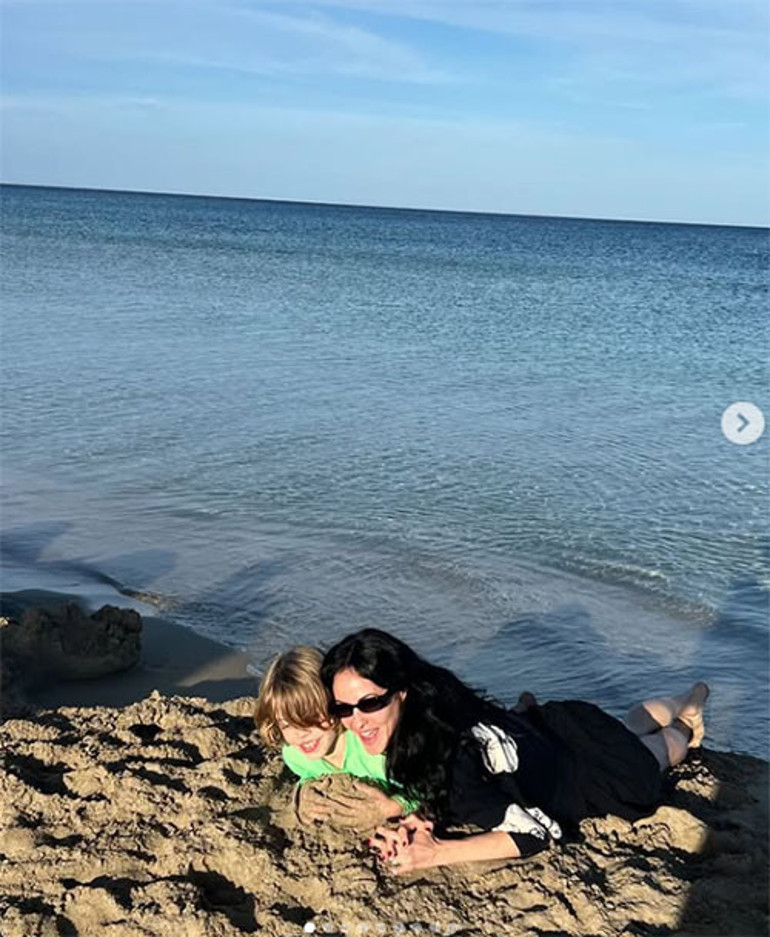 44 yaş genç sevgilisinden bir çocuk daha hayal ediyor... Herkesin torunu sandığı en küçük oğlunun mutlu gününü kutladı