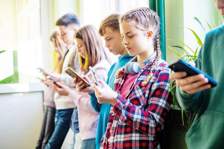 Sosyal medya ve alkol aynı kefeye kondu