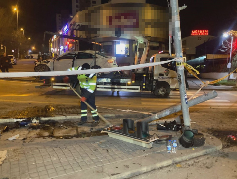 Ankarada otomobil takla attı: 4 yaralı