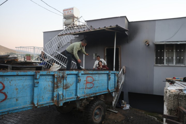 Hafta sonu gezmesine çıkan aile komşularından gelen telefonla hüsrana uğradı