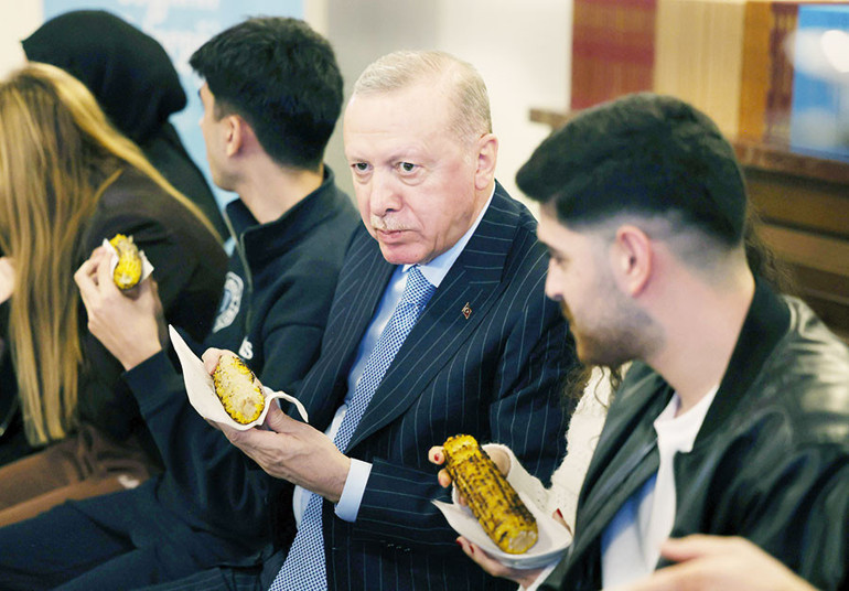 27 yıl sonra aynı salonda gençlerle omuz omuza