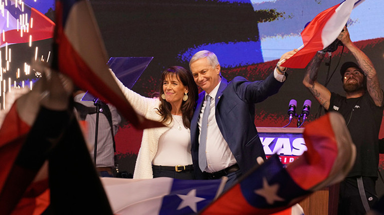 Şili seçimlerinde aşırı sağ farkla kazandı