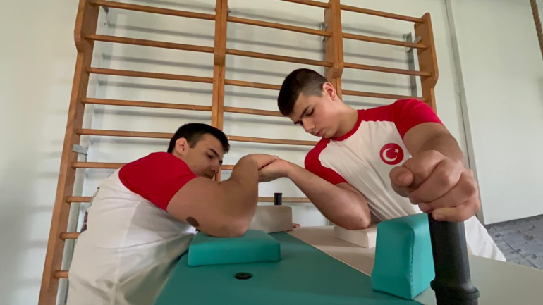 İkizlerden biri dünya birincisi diğeri dünya ikincisi oldu