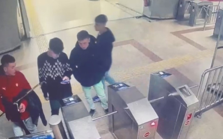 Güvenlik kamerası görüntüsünde kapkaç anı