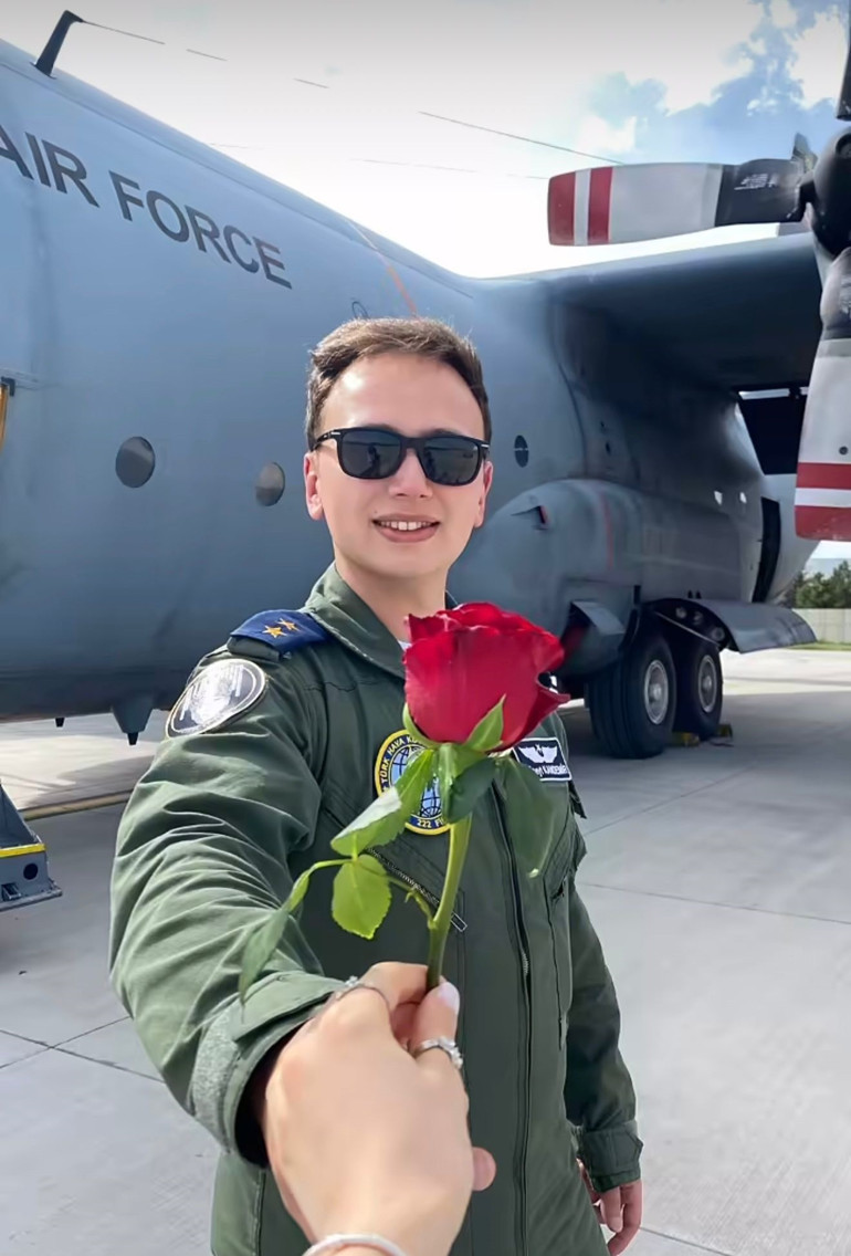 Şehit üsteğmenin eşi, düşen uçakta birlikte çekildikleri fotoğrafları paylaştı