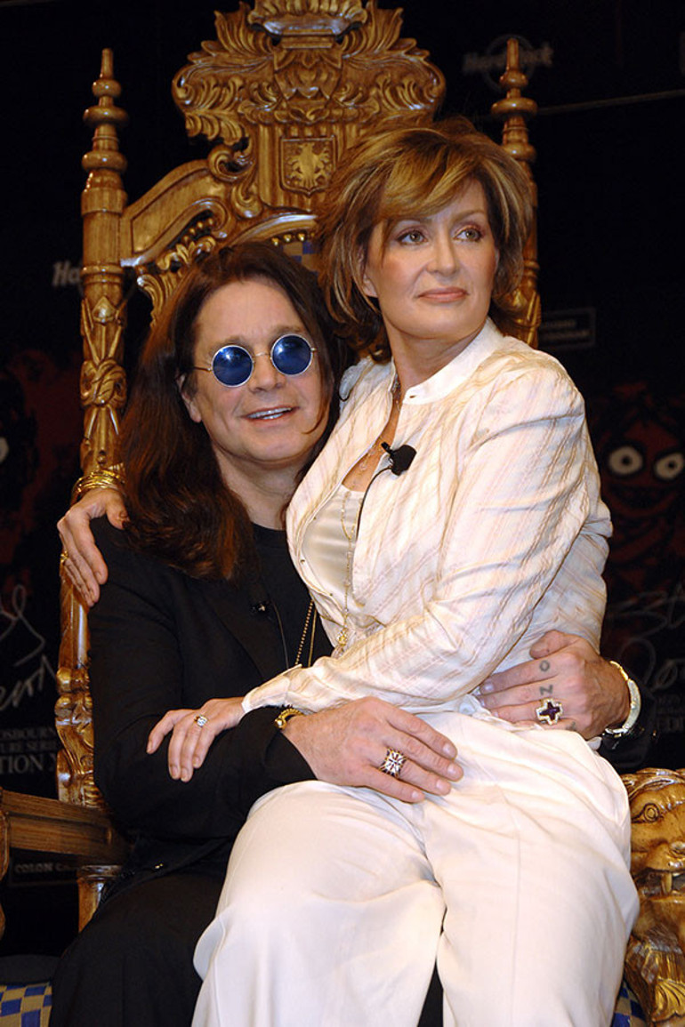 43 yıllık kocasının ardından gözyaşı dökmeye devam ediyor… Beni aldatmasına bile ses çıkarmadım… Keşke o kadınları evimize getirmeseydi