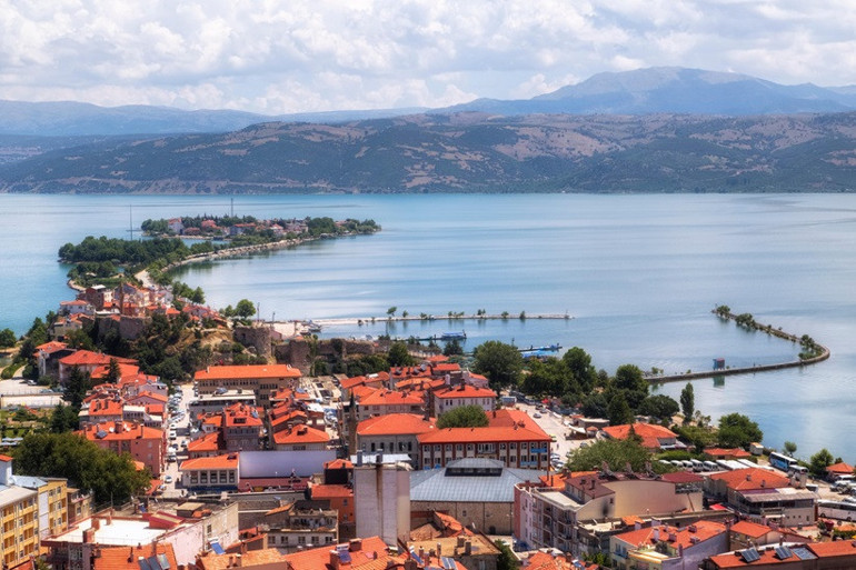 Doğayla baş başa: Kışın göz kamaştıran göl rotaları