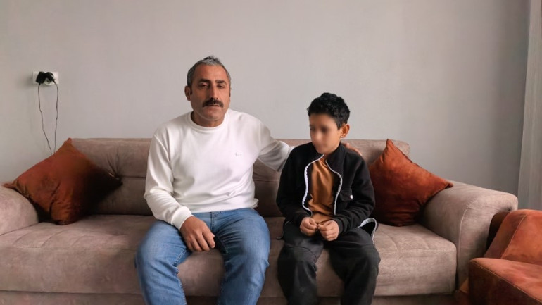 Öğrenciyi yakasından tutup yere savurdu Vicdansız müdür görevden alındı | Videoya bakınca aklım başımdan gitti