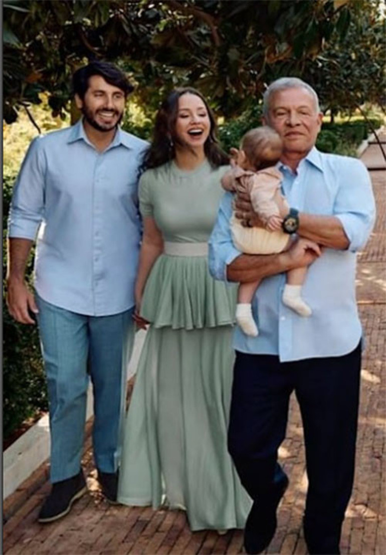 Hiç senin sözünden çıkar mıyım ben Ailenin güzel gelini... Kayınvalidesinin bir tanesi