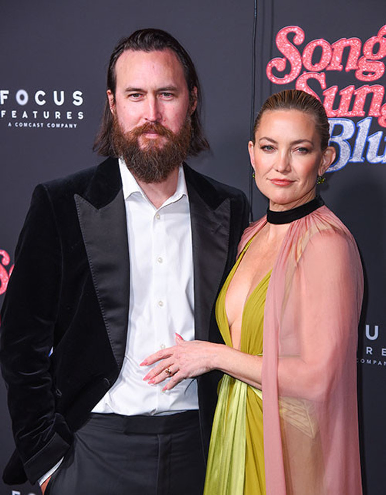 Ünlü oyuncunun ağabeyinden tepki: Bu uygunsuz elbise ona hiç yakışmadı