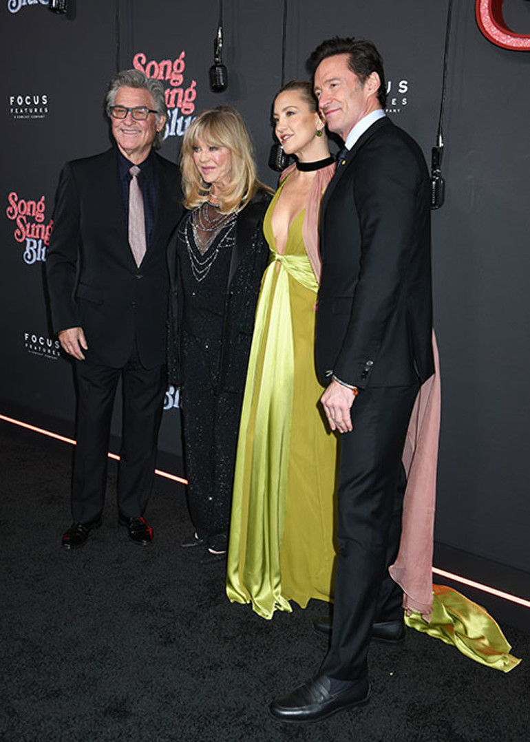 Ünlü oyuncunun ağabeyinden tepki: Bu uygunsuz elbise ona hiç yakışmadı