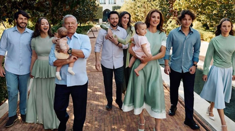 Hiç senin sözünden çıkar mıyım ben Ailenin güzel gelini... Kayınvalidesinin bir tanesi