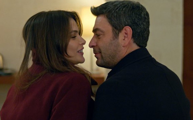 Uzak Şehirin 42. bölümünde neler oldu Alya ile Cihanın romantik gecesi... Günler sonra baş başa