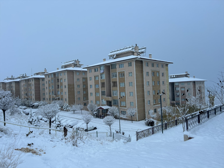 Kar yağışı altındaki sokakta yürüyen insanlar