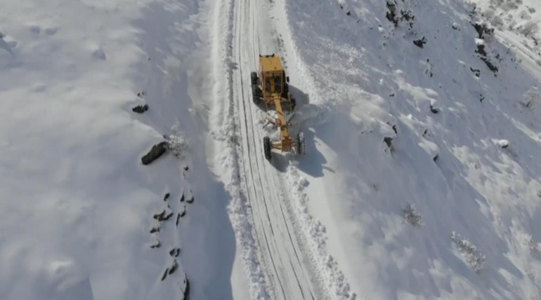 Erzincan'da kar ve tipi nedeniyle kapanan köy yollarında çalışan iş makineleri