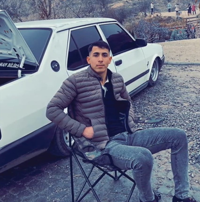  Sevgilisinin eski erkek arkadaşını 10 bıçak darbesiyle öldürdü Balkondan atlayıp kaçmak isterken yakalandı