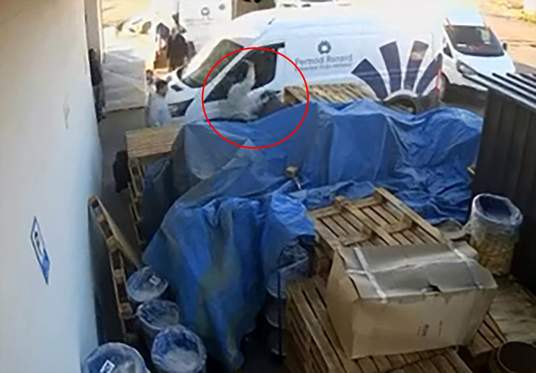  Sevgilisinin eski erkek arkadaşını 10 bıçak darbesiyle öldürdü Balkondan atlayıp kaçmak isterken yakalandı