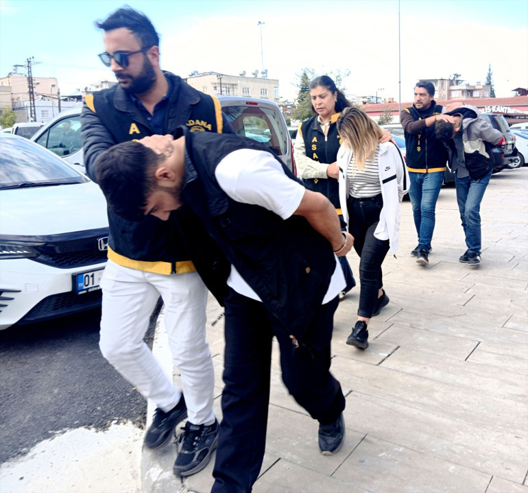  Sevgilisinin eski erkek arkadaşını 10 bıçak darbesiyle öldürdü Balkondan atlayıp kaçmak isterken yakalandı