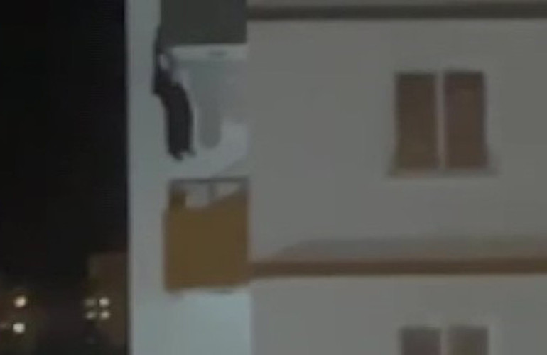  Sevgilisinin eski erkek arkadaşını 10 bıçak darbesiyle öldürdü Balkondan atlayıp kaçmak isterken yakalandı