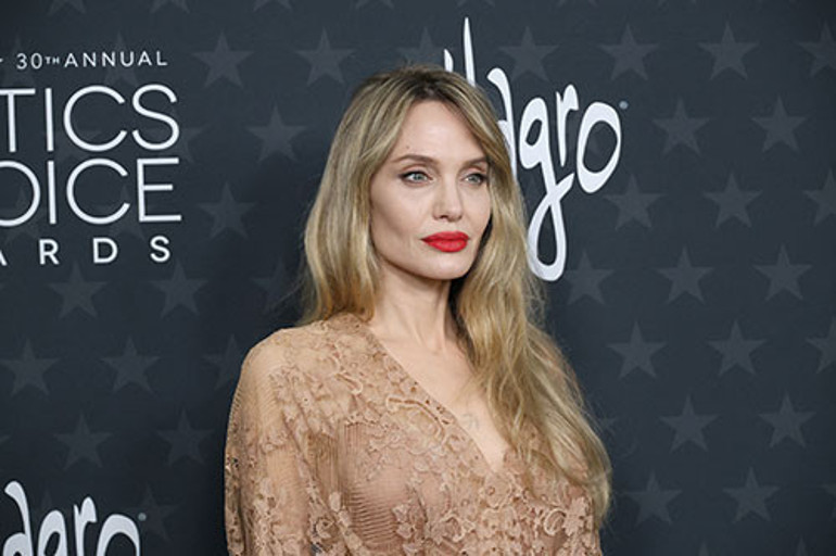 Kansere yakalanmamak için iki memesini de aldırmıştı... Yara izlerini ilk kez kapak pozunda gösterdi