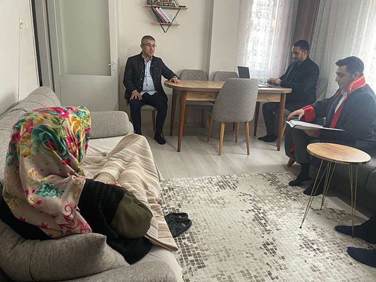 Miras davası için evde mahkeme kurdular