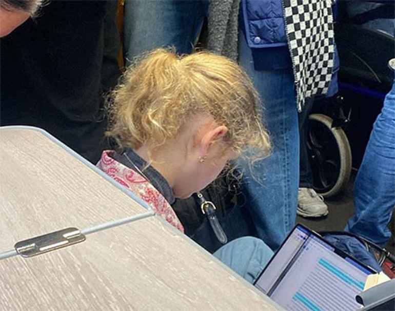 İstese babası helikopter bile tutar... Ona kıyamayıp Gonca gül dediler... Yerlere oturup yolculuk etti