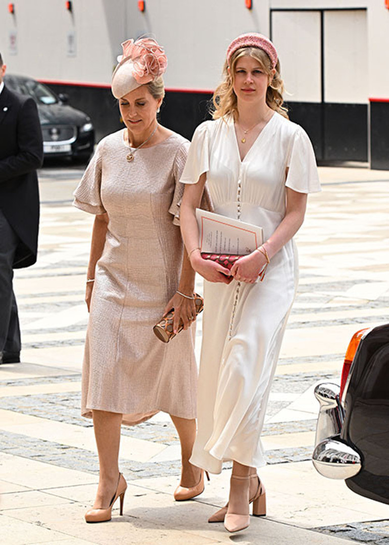 İstese babası helikopter bile tutar... Ona kıyamayıp Gonca gül dediler... Yerlere oturup yolculuk etti