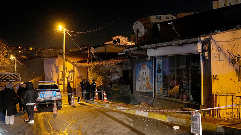 Sarıyerde kolonlarında çatlak oluşan 2 katlı bina boşaltıldı