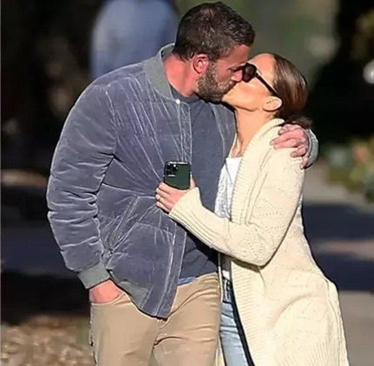 Eski karısı ünlü oyuncuya ‘kıyamadı’… ‘Yalnız kalma, gel yeni yılı birlikte kutlayalım’