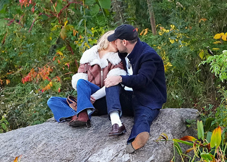 16 yaş büyük sevgilisiyle çok mutlu... Bir geceliğine yaz bekarı oldu