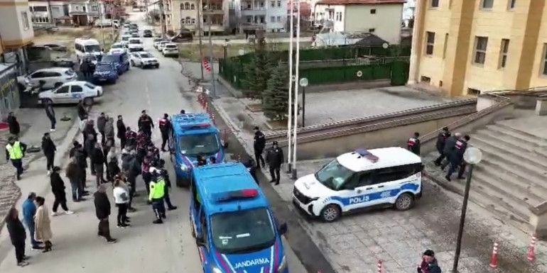 Sivasta 3,5 milyar TLlik operasyon Ev ve iş yerlerine baskın yapıldı: 3 şüpheli tutuklandı