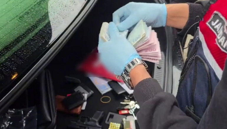 Sivasta 3,5 milyar TLlik operasyon Ev ve iş yerlerine baskın yapıldı: 3 şüpheli tutuklandı