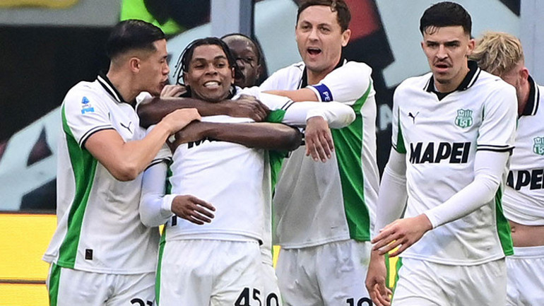 Beşiktaş ve Galatasaray transferde karşı karşıya geldi Sergen Yalçın ile Okan Buruk istedi