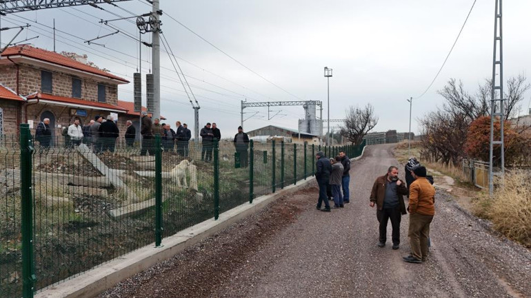 Mahalleyi bölen tel örgü ve çevresi