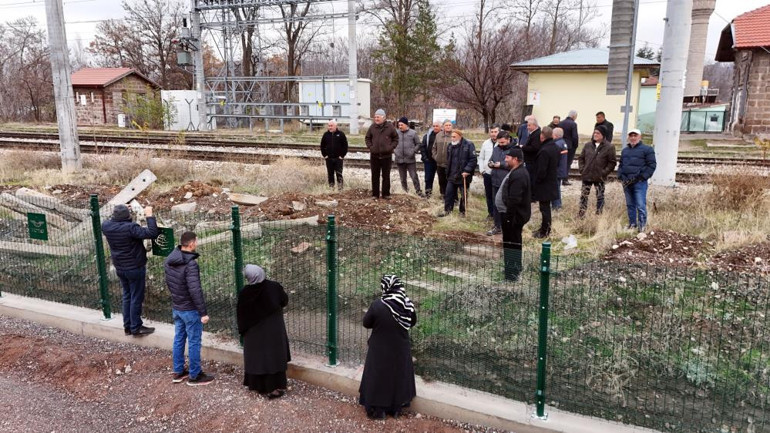 Tel örgü yüzünden bölünen mahallede yaşayanlar