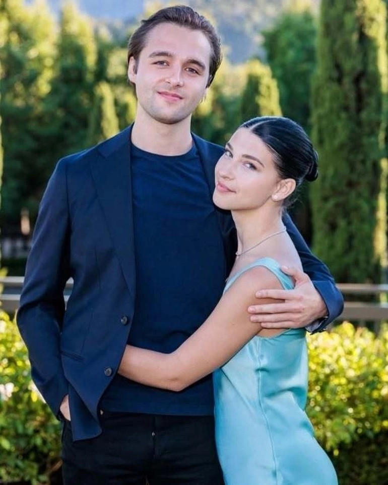 ‘Para parayı çeker’ diyorlardı… Ünlü milyarderin kızı zengin sevgilisini bırakıp çocukluk aşkının kollarına koştu