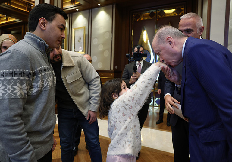 Cumhurbaşkanı Erdoğan, Gazzede hayatını kaybeden Rajabın aile fertlerini kabul etti