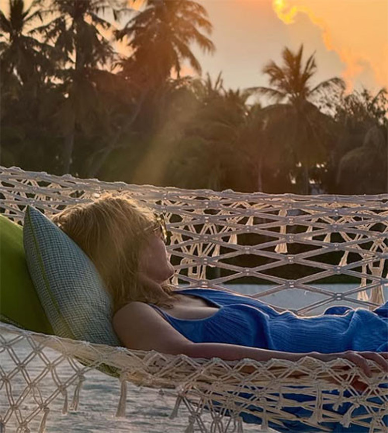 Meğer yıllarca dördüncü kocasını beklemiş.. Bu yaşında onunla evlendi... Düşlerindeki balayına çıktı