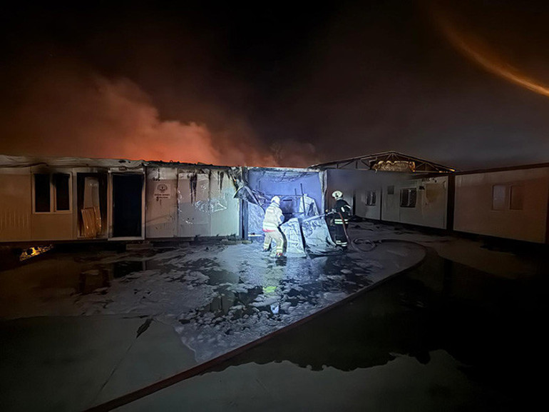 Hatayda öğrencilerin eğitim gördüğü 6 konteyner alevlere teslim oldu