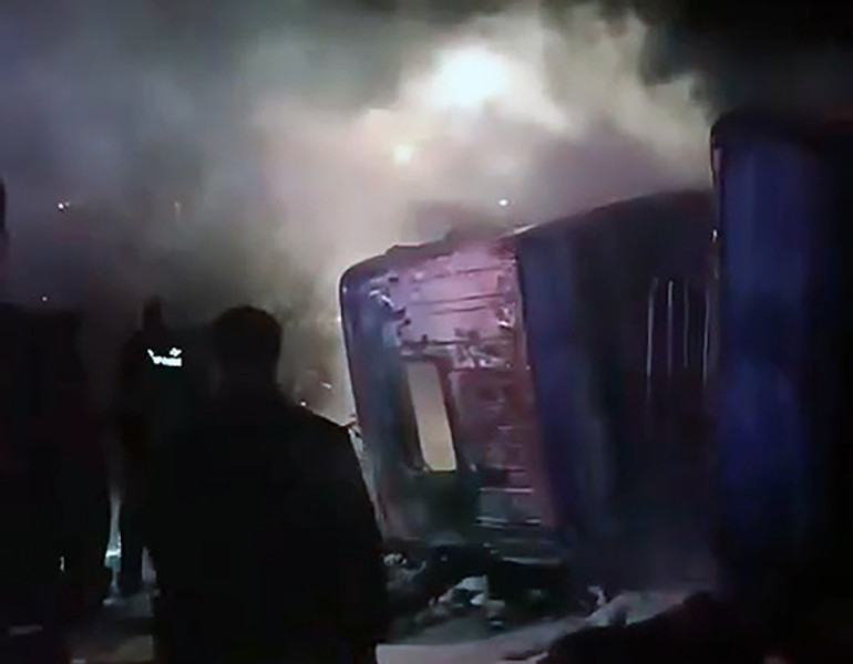 Hatayda feci kaza: Bariyerlere çarpıp devrilen TIR alev aldı 2 kişi hayatını kaybetti