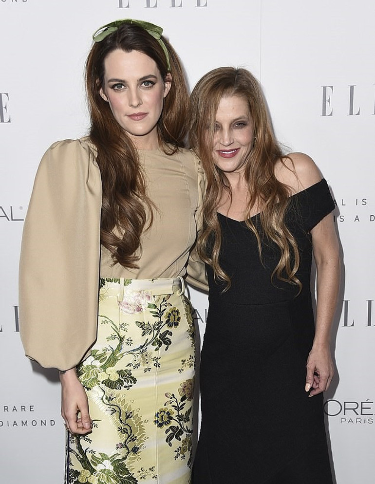 Magazin dünyasını karıştıran iddia… Ünlü çift çocukları olmayınca gizlice anlaşma yaptı… Yıldız ismin oğlunun gerçek annesi Elvis Presleynin torunu çıktı