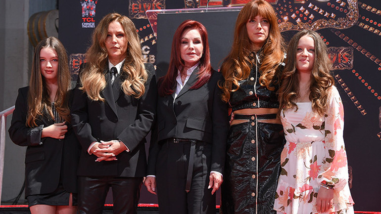 Magazin dünyasını karıştıran iddia… Ünlü çift çocukları olmayınca gizlice anlaşma yaptı… Yıldız ismin oğlunun gerçek annesi Elvis Presleynin torunu çıktı