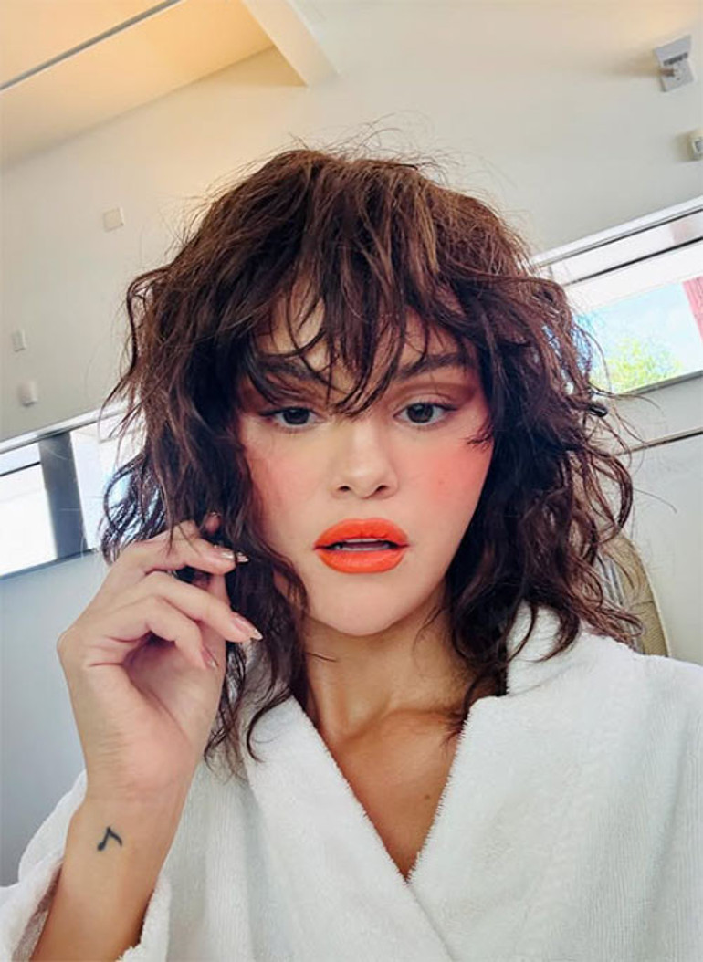 Neden bıyıklı geziyorsun