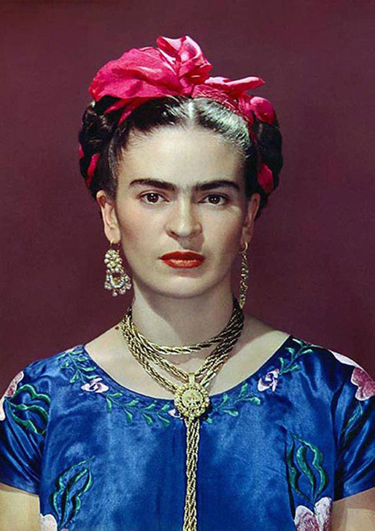 Yeni evlenen ünlü yıldıza akıl almaz soru: Neden bıyıklı geziyorsun