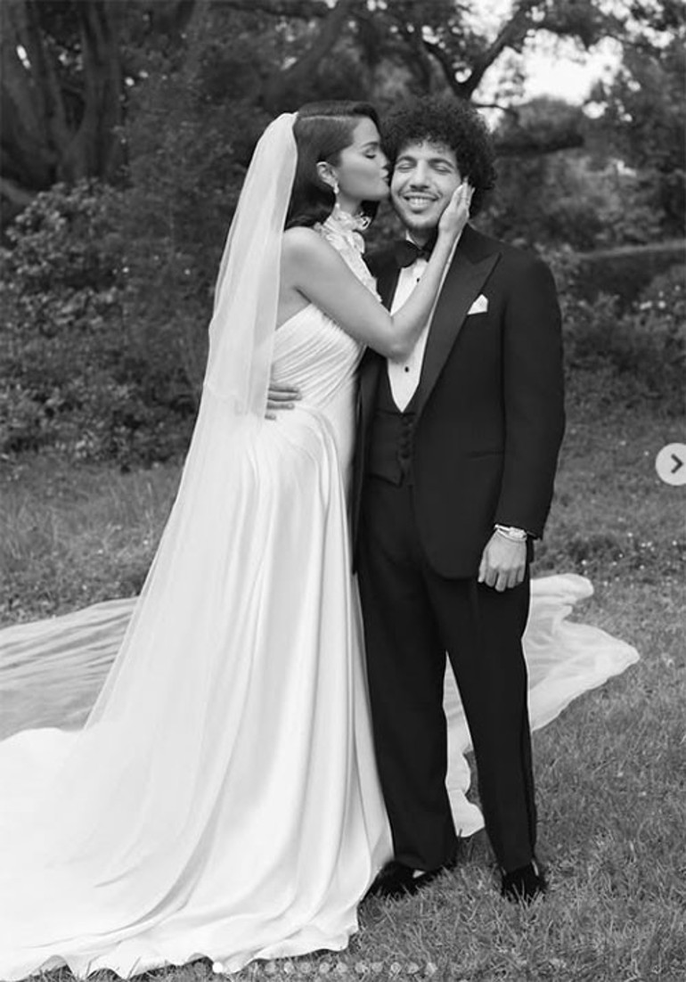 Neden bıyıklı geziyorsun