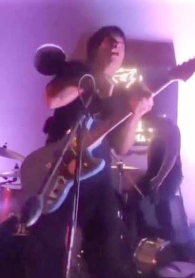  Konserde elektrik akımına kapılarak yere yığıldı